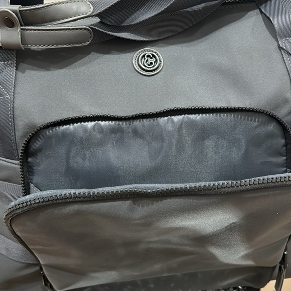 NEW🎅🏾. JOAN&DAVID The KENNEDY / The Kennedy is 20” Duffle Bag/light weight. - Picture 4 of 14